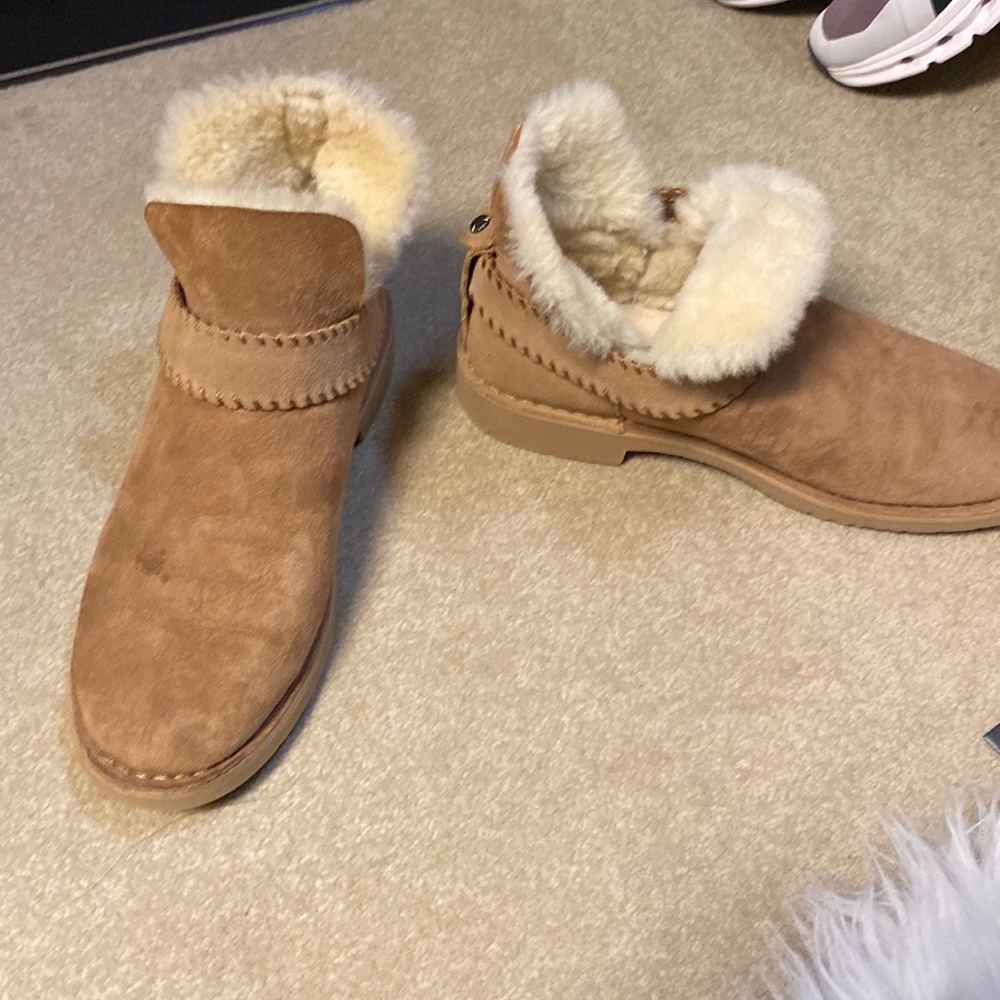 Ugg 8.5 worn ONCE!